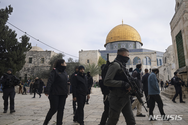 [예루살렘=AP/뉴시스]이스라엘 경찰이 3일 이슬람 교도에게는 고귀한 성소로, 유대인에게는 '템플 마운트'(성전산)로 알려진 예루살렘 구 시가지의 알아크사 사원 구내를 방문한 유대인들을 호위하고 있다. 이타마르 벤-그비르 이스라엘 국가안보장관이 이날 이 성지를 방문, 팔레스타인인들로부터 유례없는 도발이라는 강력한 반발을 불렀다. 2023.1.3