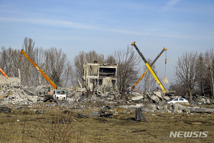 [마키이우카=AP/뉴시스] 3일(현지시간) 노동자들이 우크라이나군의 공격으로 러시아군 최대 수백명이 폭사한 우크라이나 도네츠크주 마키이우카의 러시아군 임시 막사 건물 잔해를 치우고 있다. 2023.01.04.