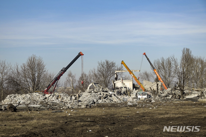 [마키이우카(도네츠크주)=AP/뉴시스]3일(현지시간) 우크라이나 동부 도네츠크주 마키이우카에서 사람들이 우크라이나군의 로켓포 공격 후 잔해를 치우고 있다. 당시 러시아 국방부는 우크라이나군이 도네츠크의 군 병력 주둔 시설을 공격해 자국군 63명이 사망했다고 밝혔다. 2023.01.28.