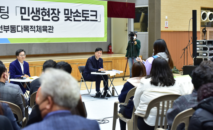 [안산=뉴시스] 이민근 안산시장이 지난해 11월 29일 선부다목적체육관에서 열린 민생현장 맞손토크에서 주민들의 의견을 경청하며 메모하고 있다. (사진=안산시 제공) 2023.01.04. photo@newsis.com *재판매 및 DB 금지