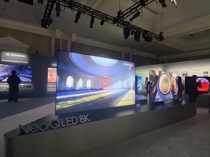 [라스베이거스=뉴시스] 동효정 기자=삼성전자가 3일(현지시간)'삼성 퍼스트룩 2023' 행사에서 98형 Neo QLED 8K 신제품을 선보였다. 2023.01.03. vivid@newsis.com&nbsp; *재판매 및 DB 금지