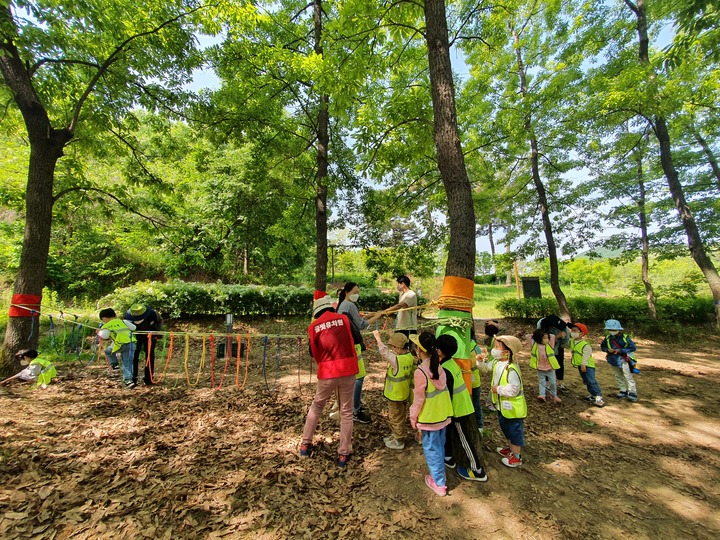 [뉴시스=세종]유치원 놀이자원봉사자 활동 모습.(사진=세종시교육청) *재판매 및 DB 금지