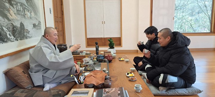 덕문스님과 차담하는 RM과 강산. *재판매 및 DB 금지