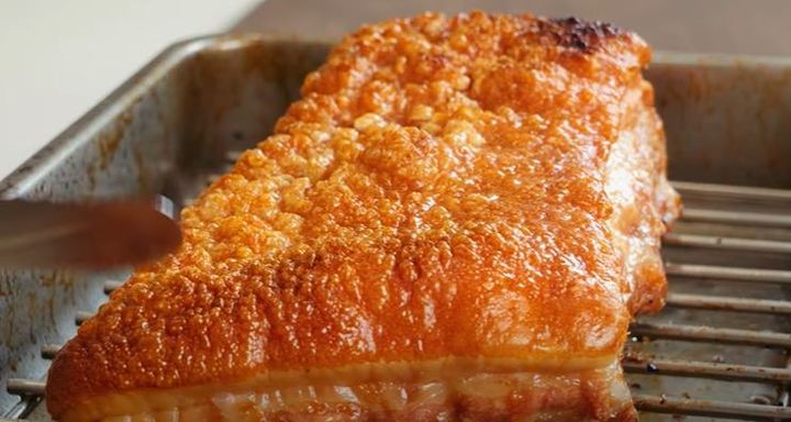 유튜버 육식맨은 3일 자신의 유튜브 채널에 '수퍼 크리스피 통삼겹살' 레시피 영상을 게재했다.(사진 : 육식맨 유튜브 영상 캡처) *재판매 및 DB 금지