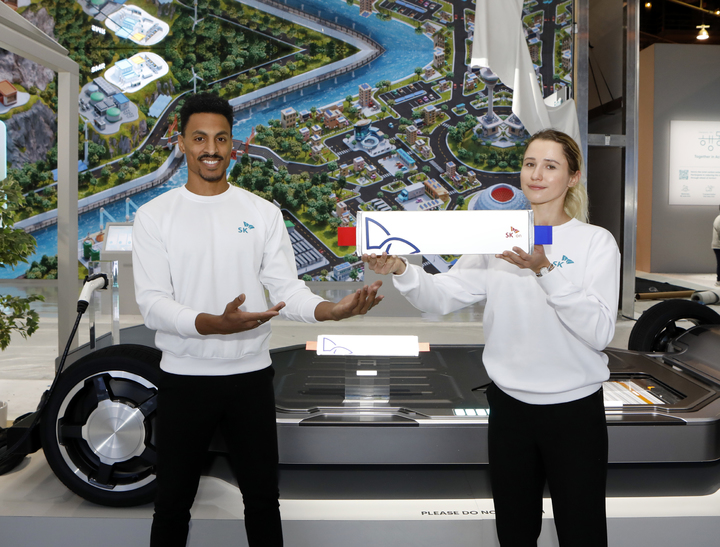 [라스베이거스=뉴시스]5일 미국 라스베이거스에서 개막하는 최대 가전·IT 박람회 'CES 2023' SK그룹관 관계자들이 SK온이 개발한 전기차 배터리인 NCM9+ 배터리를 소개하고 있다. (사진 = SK) 2023.1.4. photo@newsis.com *재판매 및 DB 금지