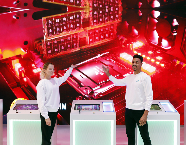 [라스베이거스=뉴시스]5일 미국 라스베이거스에서 개막하는 'CES 2023' SK그룹관 관계자들이 SK하이닉스가 개발한 저전력 반도체에 적용된 탄소 감축 기술을 설명하고 있다. (사진 = SK) 2023.1.4. photo@newsis.com *재판매 및 DB 금지