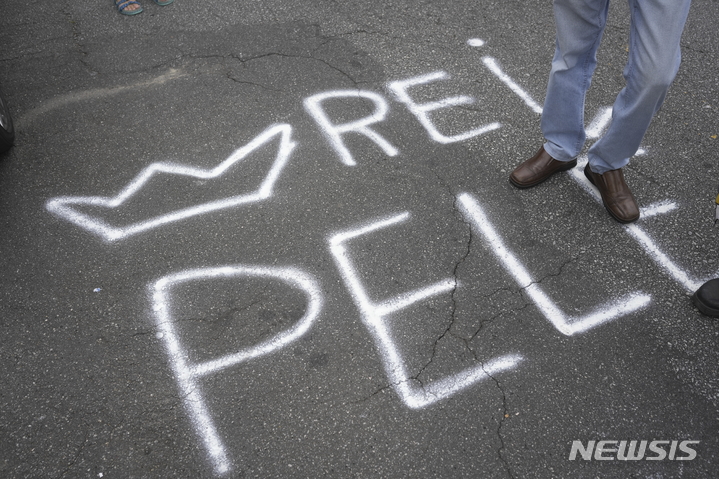 [산투스=AP/뉴시스] 3일(현지시간) 브라질 상파울루 외곽 산투스 거리에서 '축구 황제' 펠레의 장례 행렬이 이어지는 동안 도로에 그를 기리는 "황제 펠레"라는 문구가 쓰여 있다. 펠레는 아버지와 형제가 묻힌 '네크로폴 에큐메니카' 공동묘지에 안장됐다. 14층 높이의 이 묘지는 세계에서 가장 높은 공동묘지로 기네스북에 올라 있다. 2023.01.04.