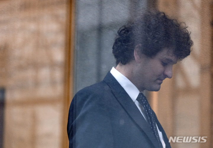 [뉴욕=AP/뉴시스] 사기 등 8가지 혐의로 기소된 샘 뱅크먼-프리드 FTX 창업자가 맨해튼에 위치한 뉴욕연방지방법원에서 열린 재판에 참석하기 위해 이동하고 있다. 2023.01.03. 