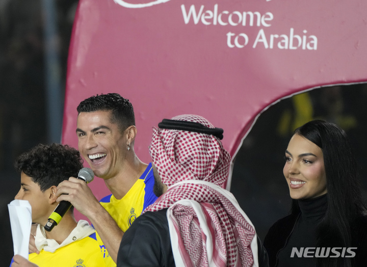 [리야드=AP/뉴시스] 크리스티아누 호날두가 3일(현지시간) 사우디아라비아 리야드의 므르술파크에서 열린 알나스르 입단식에 알나스르 유니폼을 입고 연인 조지나 로드리게스와 참석해 소감을 말하고 있다. 호날두는 “사우디의 축구뿐 아니라 젊은 세대의 생각을 바꾸는 것은 내게 대단한 기회"라고 소감을 전했다. 2023.01.04.