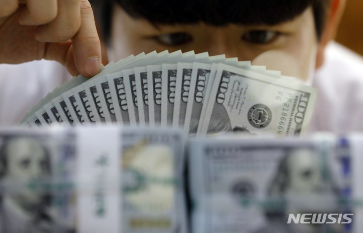 [서울=뉴시스] 고승민 기자 = 한국은행이 발표한 '2022년 12월말 외환보유액'에 따르면 지난달 말 우리나라의 외환보유액은 4231억6000 달러로 전월말(4161억 달러)보다 70억6000 달러 증가했다. 전달에 이어 두 달 연속 증가세다. 이는 2020년 11월(98억7000만 달러) 이후 2년 1개월 만에 최대 증가폭이다. 사진은 4일 서울 중구 외환은행 위변조대응센터에서 직원이 달러화를 살피는 모습. 2023.01.04. kkssmm99@newsis.com