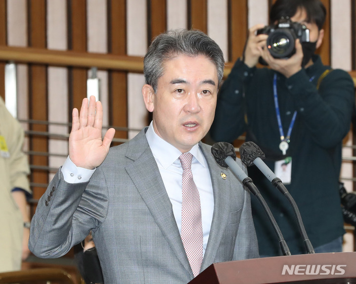 [서울=뉴시스] 전진환 기자 = 윤희근 경찰청장이 4일 오전 서울 여의도 국회에서 열린 용산 이태원 참사 진상 규명 및 재발 방지를 위한 국정조사특별위원회 청문회에 출석해 증인선서를 하고 있다.  2023.01.04. amin2@newsis.com