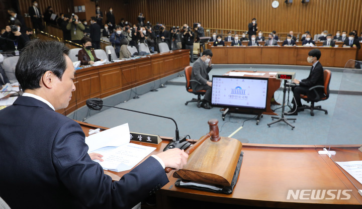 [서울=뉴시스] 전진환 기자 = 지난 4일 오전 서울 여의도 국회에서 열린 용산 이태원 참사 진상 규명 및 재발 방지를 위한 국정조사특별위원회 청문회에서 우상호 위원장이 의사봉을 두드리고 있다. 2023.01.04. amin2@newsis.com