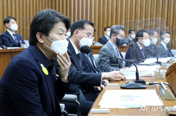 [서울=뉴시스] 이영환 기자 = 이임재 전 용산경찰서장이 4일 오전 서울 여의도 국회에서 열린 용산 이태원 참사 진상 규명 및 재발 방지를 위한 국정조사특별위원회 청문회에서 마스크를 만지고 있다. 이 전 서장 우측은 김광호 서울경찰청장. 2023.01.04. 20hwan@newsis.com