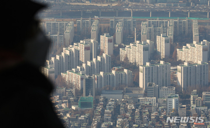 [서울=뉴시스] 권창회 기자 = 지난 4일 오전 서울 송파구 롯데월드타워 서울스카이 전망대에서 바라본 송파구 아파트 단지 모습. 2023.01.04. kch0523@newsis.com