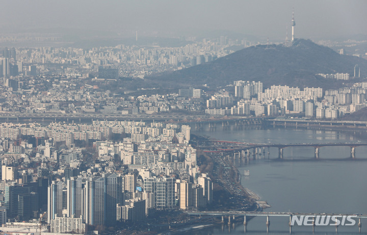 [서울=뉴시스] 권창회 기자 = 서울 강남 3구(서초·강남·송파구)와 용산구를 제외한 수도권 전 지역의 부동산 규제지역이 해제되고, 규제지역에 적용하는 전매제한·실거주 의무도 완화된다. 정부는 오는 3월부터 수도권에서 최대 10년인 전매제한 기간을 3년으로, 비수도권은 최대 4년에서 1년으로 축소하기로 했다. 사진은 4일 오전 서울 송파구 롯데월드타워 서울스카이 전망대에서 바라본 강남구 아파트 단지 모습. 2023.01.04. kch0523@newsis.com