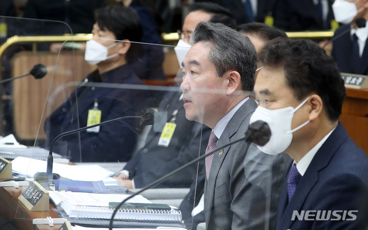 [서울=뉴시스] 이영환 기자 = 윤희근 경찰청장장이 4일 오전 서울 여의도 국회에서 열린 용산 이태원 참사 진상 규명 및 재발 방지를 위한 국정조사특별위원회 청문회에서 의원들의 질의에 답하고 있다. 2023.01.04. 20hwan@newsis.com