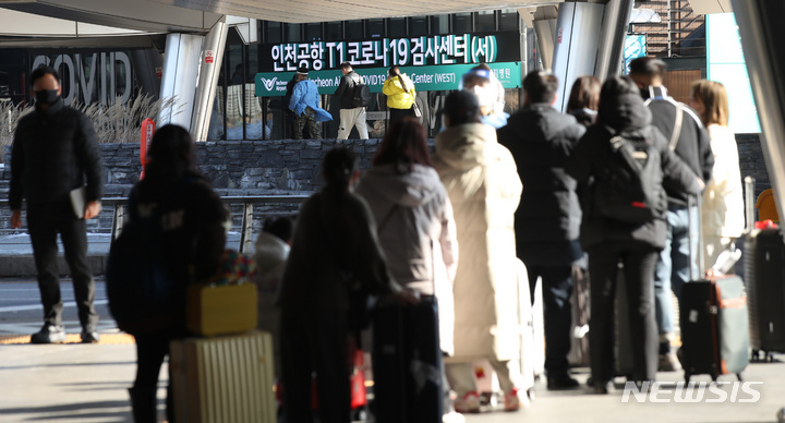 [인천공항=뉴시스] 조수정 기자 = 중국발 입국자 코로나19 검사 의무화 사흘째인 4일 오후 인천국제공항 제1여객터미널에서 중국발 입국자들이 검사센터로 향하고 있다. 2023.01.04. chocrystal@newsis.com