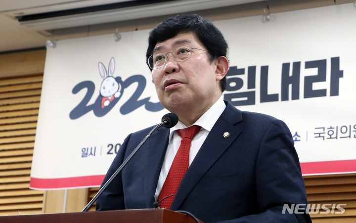 [서울=뉴시스] 이영환 기자 = 윤창현 국민의힘 의원이 4일 오후 서울 여의도 국회 의원회관에서 열린 2023 힘내라 우리경제 도약하는 한국금융에서 인사말을 하고 있다. 2023.01.04. 20hwan@newsis.com