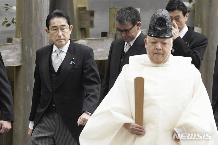 [이세=AP/뉴시스] 기시다 후미오(왼쪽) 일본 총리가 지난 4일 일본 중부 이세의 이세신궁을 방문하고 있다. 2023.01.10.