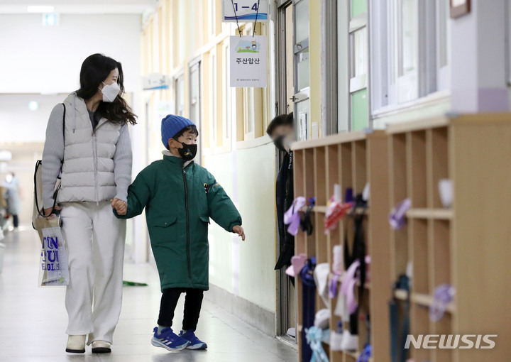 [서울=뉴시스] 2023학년도 초등학교 예비소집일인 지난 1월4일 오후 서울 마포구 염리초등학교에서 입학을 앞둔 어린이가 교실을 둘러보고 있다. (사진=뉴시스DB). 2023.12.04. photo@newsis.com