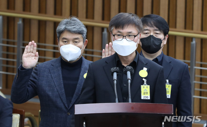 [서울=뉴시스] 전진환 기자 = 이태원 핼러윈 축제 전 서울 용산경찰서에서 작성된 위험 분석 보고서를 참사 후 증거인멸 목적으로 삭제토록 지시했다는 혐의로 기소된 경찰 간부가 삭제 명령에 반발하는 직원에게 강도 높은 삭제 지시를 내렸다는 증언이 나왔다. 사진은 박성민(가운데) 전 서울경찰청 정보부장, 정대경(오른쪽) 전 서울경찰청 112상황3팀장, 김진호 전 용산경찰서 정보과장이 지난 1월4일 오후 서울 여의도 국회에서 열린 이태원 참사 진상 규명 및 재발 방지를 위한 국정조사특별위원회 청문회에 출석해 증인 선서를 하고 있는 모습.  2023.01.04. amin2@newsis.com