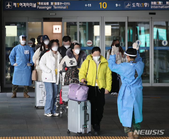 [인천공항=뉴시스] 조수정 기자 = 중국발 입국자 코로나19 검사 의무화 사흘째인 지난 4일 오후 인천국제공항 제1여객터미널에서 검역 지원 육군 장병들이 중국발 입국자들을 검사센터로 안내하고 있다. 2023.01.04. chocrystal@newsis.com