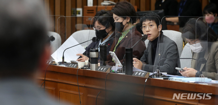 [서울=뉴시스] 고범준 기자 = 장혜영 정의당 의원이 4일 오후 서울 여의도 국회에서 열린 용산 이태원 참사 진상 규명 및 재발 방지를 위한 국정조사특별위원회 청문회에서 윤희근 경찰청장에게 질의하고 있다. 2023.01.04. bjko@newsis.com