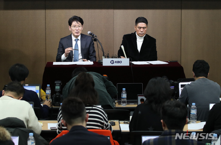 [서울=뉴시스] 김진아 기자 = 이강철 월드베이스볼클래식(WBC) 대표팀 감독이 4일 서울 강남구 야구회관에서 열린 2023 WBC 대표팀 명단 발표 기자회견에서 명단 발표 및 대표팀 구성에 대해 설명하고 있다. 오른쪽은 조범현 대표팀 기술위원장. 2023.01.04. bluesoda@newsis.com
