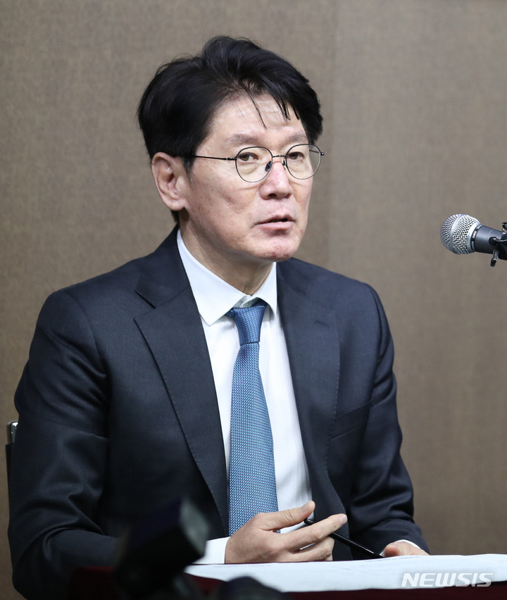 [서울=뉴시스] 김진아 기자 = 이강철 월드베이스볼클래식(WBC) 대표팀 감독이 4일 서울 강남구 야구회관에서 열린 2023 WBC 대표팀 명단 발표 기자회견에서 명단 발표 및 대표팀 구성에 대해 설명하고 있다. 2023.01.04. bluesoda@newsis.com