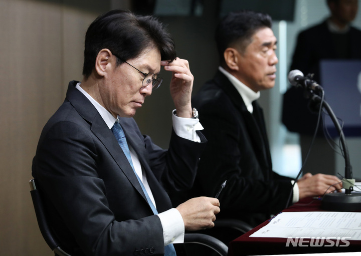 [서울=뉴시스] 김진아 기자 = 이강철 월드베이스볼클래식(WBC) 대표팀 감독이 4일 서울 강남구 야구회관에서 열린 2023 WBC 대표팀 명단 발표 기자회견에서 명단 발표 및 대표팀 구성에 대해 설명하고 있다. 오른쪽은 조범현 대표팀 기술위원장. 2023.01.04. bluesoda@newsis.com