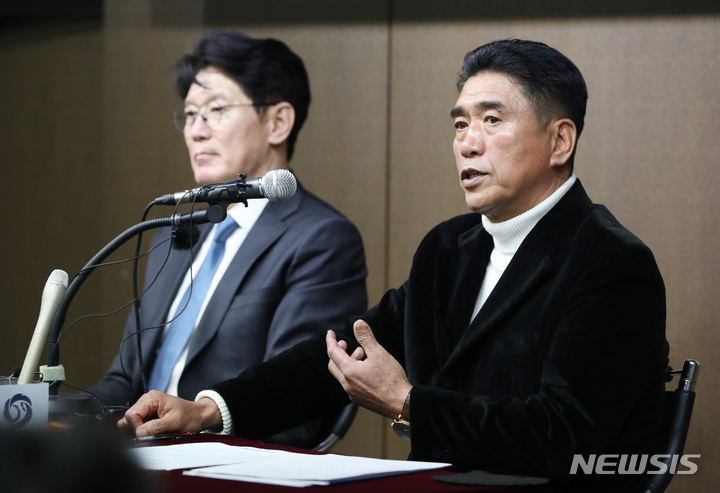 [서울=뉴시스] 김진아 기자 = 조범현 월드베이스볼클래식(WBC) 대표팀 기술위원장이 4일 서울 강남구 야구회관에서 열린 2023 WBC 대표팀 명단 발표 기자회견에서 명단 발표 및 대표팀 구성에 대해 설명하고 있다. 왼쪽은 이강철 대표팀 감독. 2023.01.04. bluesoda@newsis.com