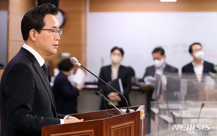 [세종=뉴시스] 강종민 기자 = 정황근 농림축산식품부 장관이 지난 3일 세종시 정부세종청사에서 굳건한 식량안보 확보, 농업의 미래성장산업화, 든든한 농가경영 안전망 구축, 새로운 농촌공간 조성 및 동물복지 강화 등 2023년 주요 업무 내용을 발표하고 있다. 2023.01.04. ppkjm@newsis.com