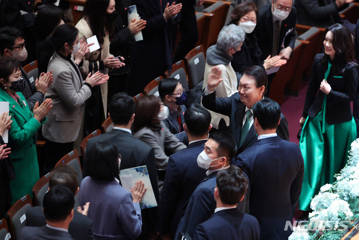 [서울=뉴시스] 전신 기자 = 윤석열 대통령이 4일 서울 서초구 예술의전당에서 열린 '국민과 함께 여는 새해, 2023 신년음악회'에 입장하며 관객들을 향해 인사하고 있다. (대통령실통신사진기자단) 2023.01.04. photo1006@newsis.com