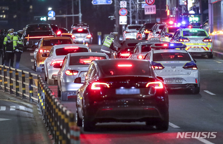 [서울=뉴시스] 정병혁 기자 = 4일 오후 서울 강남구 압구정로데오역 인근 도로에서 강남경찰서 경찰관들이 연말연시 음주운전 특별단속을 하고 있다. 2023.01.04. jhope@newsis.com