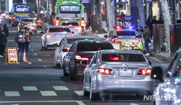 [서울=뉴시스] 정병혁 기자 = 4일 오후 서울 강남구 압구정로데오역 인근 도로에서 강남경찰서 경찰관들이 연말연시 음주운전 특별단속을 하고 있다. 2023.01.04. jhope@newsis.com