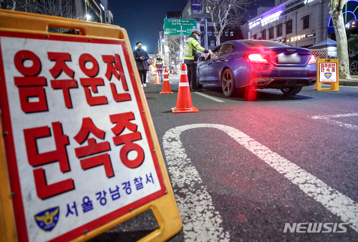 [서울=뉴시스] 정병혁 기자 = 4일 오후 서울 강남구 압구정로데오역 인근 도로에서 강남경찰서 경찰관들이 연말연시 음주운전 특별단속을 하고 있다. 2023.01.04. jhope@newsis.com