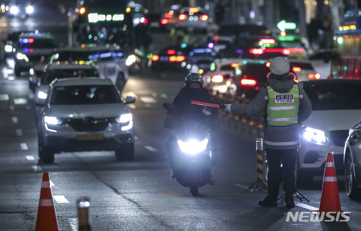 [서울=뉴시스] 정병혁 기자 = 4일 오후 서울 강남구 압구정로데오역 인근 도로에서 강남경찰서 경찰관들이 연말연시 음주운전 특별단속을 하고 있다. 2023.01.04. jhope@newsis.com