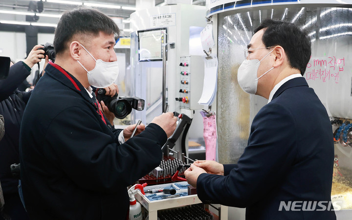 【세종=뉴시스】이창양 산업통상자원부 장관이 5일 인천 계양구 와이지-원 서운공장에 방문해 현장의 어려움 등을 청취하고 있다. (사진=산업통상자원부 제공) 2023.01.05 photo@newsis.com