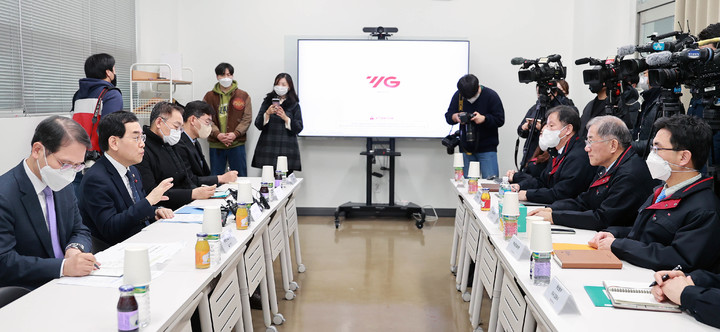 【세종=뉴시스】이창양 산업통상자원부 장관이 5일 인천 계양구 와이지-원 서운공장에 방문해 현장의 어려움 등을 청취하고 있다. (사진=산업통상자원부 제공) 2023.01.05 photo@newsis.com *재판매 및 DB 금지