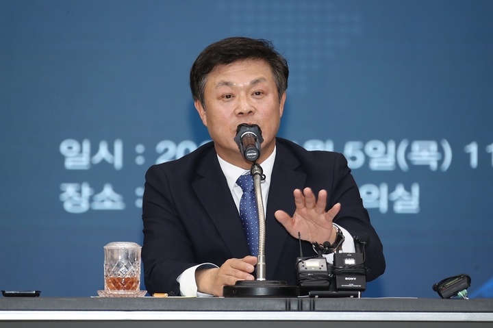 5일 이학수 정읍시장이 2023년 계묘년 새해를 맞아 올해 정읍시의 비전을 설명하는 신년 기자회견을 열었다. 이 시장이 '새로운 시작, 희망의 정읍'이란 신년 화두를 제시하며 정읍시의 5대 중점 추진과제를 설명하고 있다.  *재판매 및 DB 금지