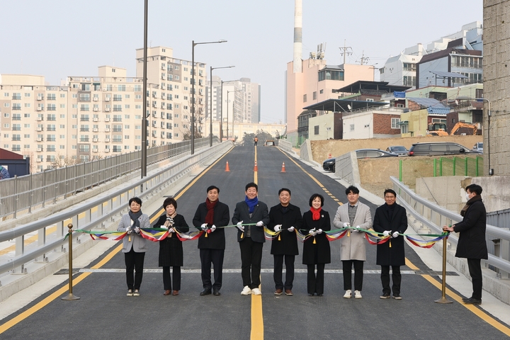 [부산=뉴시스] 부산 남구는 5일 감만 1·2동과 우암로를 연결하는 '부산항 연계수송 도로' 준공식을 개최했다. (사진=남구 제공) *재판매 및 DB 금지