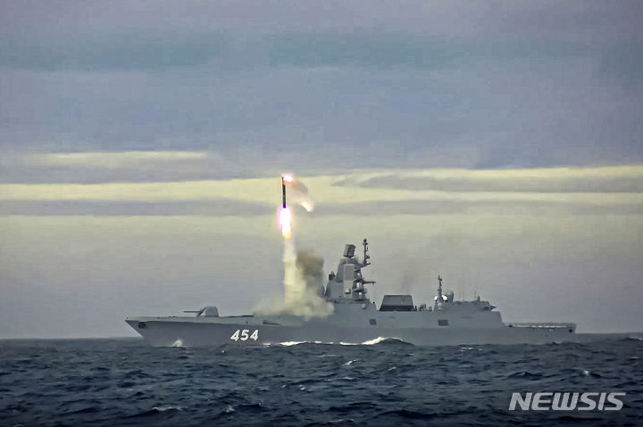 [바렌츠해(러시아)=AP/뉴시스]2022년 5월28일 러시아 바렌츠해에서 러시아 해군 고르슈코프 호위함에서 신형 지르콘 극초음속 미사일이 발사되고 있다. 러시아가 우크라이나 전쟁 발발 거의 2년만에 처음으로 첨단 초음속미사일 지르콘을 발사했다는 증거를 갖고 있다고 우크라이나가 주장했다고 CNN이 13일 보도했다. 2024.02.13.