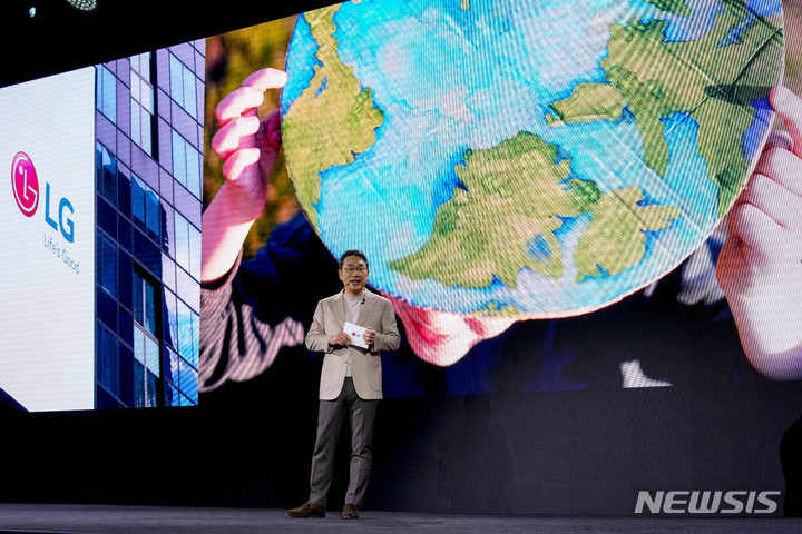 [라스베이거스=AP/뉴시스] 조주완(윌리엄 조) LG전자 사장이 4일(현지시간) 미 네바다주 라스베이거스의 만달레이베이 호텔에서 세계 최대 가전·IT 전시회 'CES 2023'을 하루 앞두고 열린&nbsp; LG 월드 프리미어 행사에 참석해 연설하고 있다. 조주완 사장은 "모든 혁신의 시작과 끝은 고객이며 우리는 그 혁신을 통해 세상을 미소 짓게 할 것"이라고 강조했다. 2023.01.05.