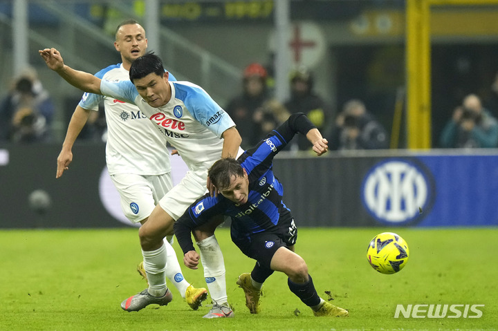 [밀라노=AP/뉴시스] SSC 나폴리의 김민재가 4일(현지시간) 이탈리아 밀라노의 산 시로 경기장에서 열린 2022~23시즌 이탈리아 세리에 A 16라운드 인테르 밀란과의 경기에 선발 출전해 공을 다투고 있다. 나폴리는 0-1로 패해 리그 무패 행진을 마감했다. 2023.01.05.&nbsp; 