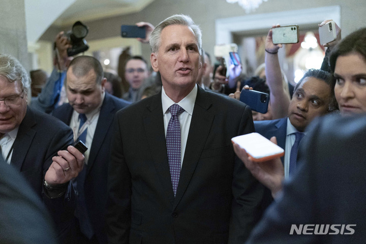 [워싱턴=AP/뉴시스] 케빈 매카시 공화당 원내대표가 4일(현지시간) 미국 워싱턴D·C 의사당에서 열린 하원의장 선출을 위한 118차 의회에서 휴회하는 동안 기자들과 대화하고 있다. 2023.01.05.