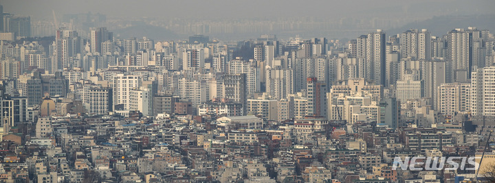 [서울=뉴시스] 정병혁 기자 = 5일 오전 서울 남산에서 도심 아파트가 보이고 있다. 서울 아파트 층수를 35층으로 제한한 이른바 '35층 룰' 규제가 전면 폐지됐다. 서울시는 이런 내용을 담은 '2040 서울도시기본계획'을 확정해 5일 공고했다. 2023.01.05. jhope@newsis.com