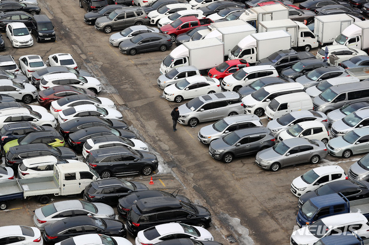 [서울=뉴시스] 백동현 기자 = 서울 성동구 장안평중고차매매시장에 차량들이 주차돼 있다. 2023.01.05. livertrent@newsis.com