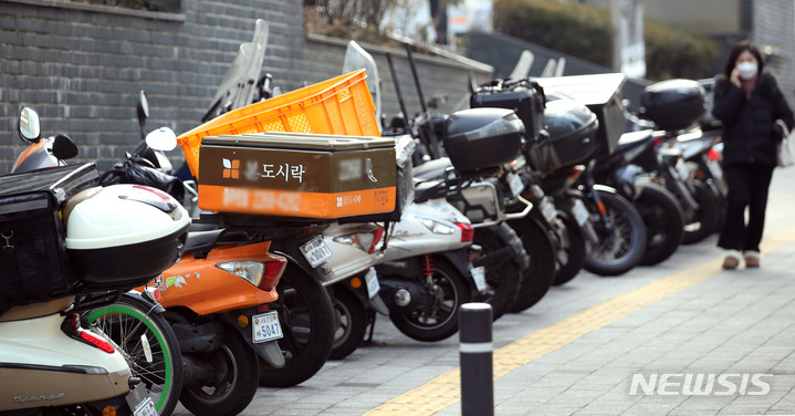 [서울=뉴시스] 김진아 기자 = 사회적 거리두기 해제 이후 외부 활동이 늘어나면서 온라인 배달음식 시장이 최근 5개월 연속 거래액이 줄며 부진한 모습을 보이고 있다. 통계청 자료에 따르면 지난해 11월 음식서비스(배달음식) 온라인 거래액은 2조 232억 원으로 전년 같은 달보다 2.3% 줄었으며, 7월부터 감소세가 이어지고 있다. 사진은 지난 5일 서울 시내에서 배달 오토바이가 정차돼 있는 모습. 2023.01.05. bluesoda@newsis.com