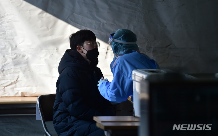 [대구=뉴시스] 이무열 기자 = 5일 오전 대구 수성구보건소 코로나19 PCR 선별진료소에서 한 시민이 검사를 받고 있다. 2023.01.05. lmy@newsis.com