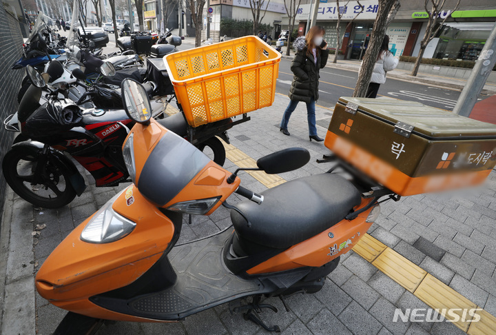 [서울=뉴시스] 김진아 기자 = 사회적 거리두기 해제 이후 외부 활동이 늘어나면서 온라인 배달음식 시장이 최근 5개월 연속 거래액이 줄며 부진한 모습을 보이고 있다. 통계청 자료에 따르면 지난해 11월 음식서비스(배달음식) 온라인 거래액은 2조 232억 원으로 전년 같은 달보다 2.3% 줄었으며, 7월부터 감소세가 이어지고 있다. 사진은 지난 1월 5일 서울 시내에서 배달 오토바이가 정차돼 있는 모습. (해당 사진은 기사와 직접 관련이 없습니다.)2023.01.05. bluesoda@newsis.com